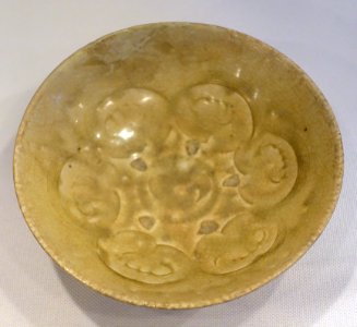 Dish, brown glaze ceramic - Lý dynasty, 11th-12th century AD - Vietnam National Museum of Fine Arts - Hanoi, Vietnam - DSC05397
