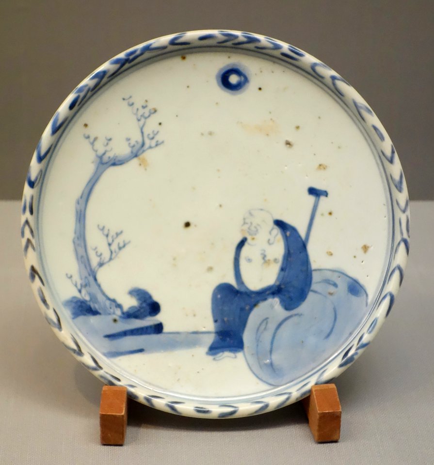 Dish, Imari ware, Edo period, 17th century, Hotei (Budai) design in underglaze blue - Tokyo National Museum - DSC05305