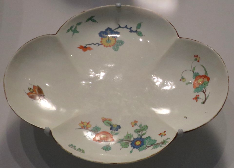 Dish, c. 1730, Chantilly, soft-paste porcelain, Honolulu Museum of Art 7026.1