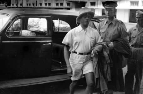 Djokjakarta. Kolonel Julian verlaat de auto van Soekarno in gezelschap van een m, Bestanddeelnr 3988