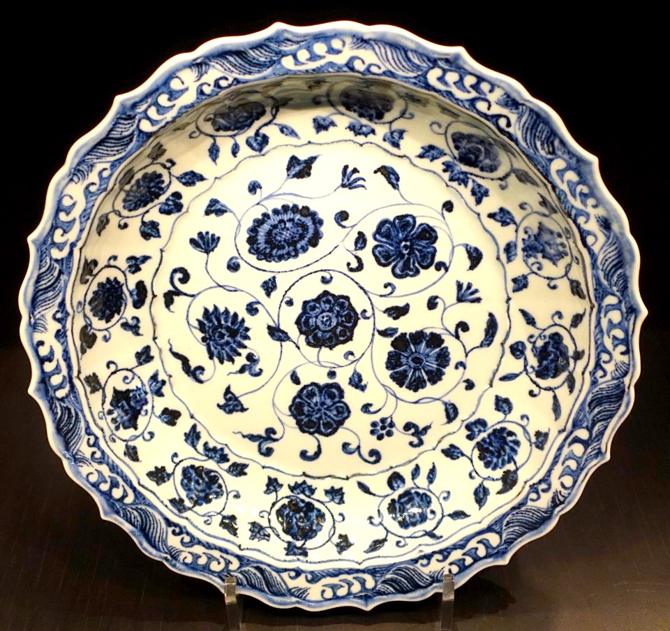 Dish, China, Ming dynasty, Yongle (1403-1424), porcelain with underglaze blue - Östasiatiska museet, Stockholm - DSC09451