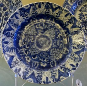 Dish, China, Qing dynasty, Kangxi period, 1662-1722 AD, ceramic - Museu Nacional de Soares dos Reis - Porto, Portugal - DSC00523