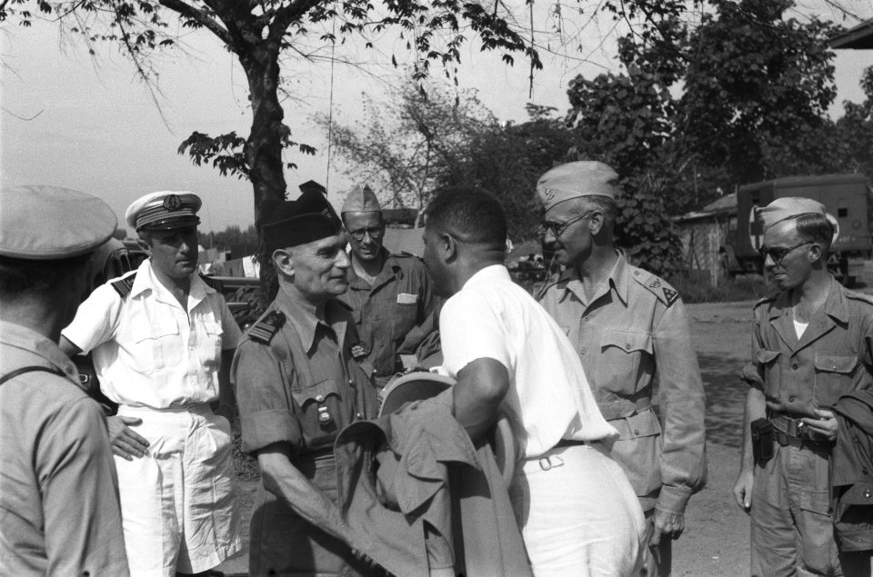 Djokjakarta Kolonel Julian begroet de Franse kolonel Morrison, een der militair, Bestanddeelnr 508-2-4