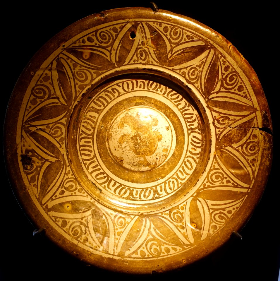 Dish, 16th century, luster - Alcázar of Seville, Spain - DSC07359
