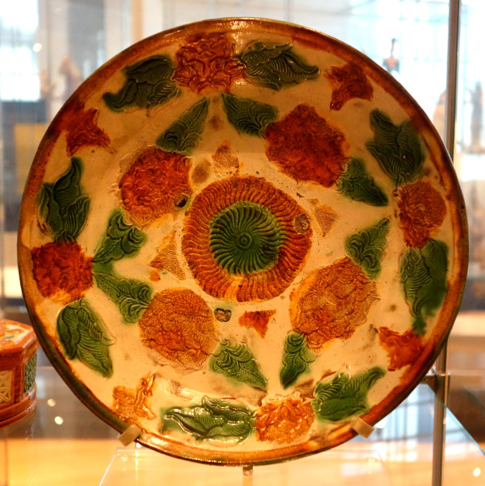 Dish, China, Liao dynasty, c. 1050-1125, glazed earthenware - Royal Ontario Museum - DSC04248