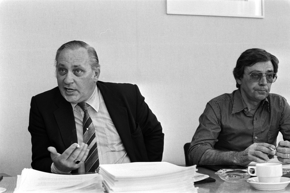 Discussienota Vrede en ontwapening door het federatiebestuur van FNV toegelicht in het FNV-gebouw samensteller discussienota Kees Comman, Bestanddeelnr 931-4999