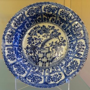Dish, China, Qing dynasty, Kangxi period, 1662-1722 AD, ceramic - Museu Nacional de Soares dos Reis - Porto, Portugal - DSC00525