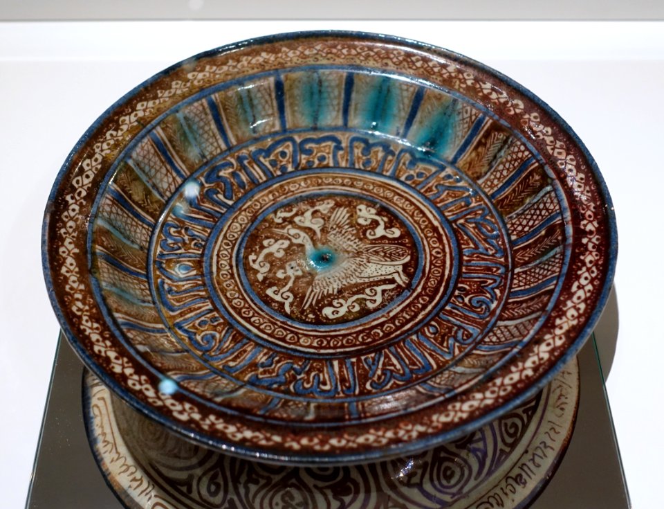 Dish, Iran, 13th century AD, fritware underglaze painted with lustre and blue - Aga Khan Museum - Toronto, Canada - DSC06677