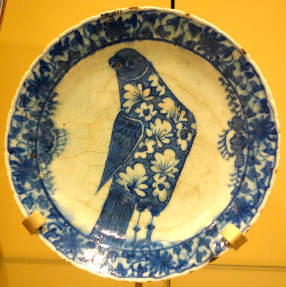 Dish with a bird, Iran, late 17th century, underglaze-painted stonepaste - Royal Ontario Museum - DSC04695
