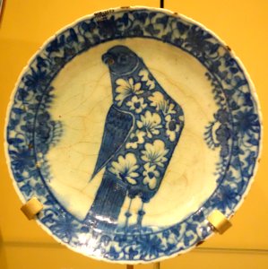 Dish with a bird, Iran, late 17th century, underglaze-painted stonepaste - Royal Ontario Museum - DSC04695