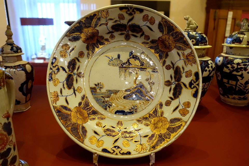 Dish, Ansbach, undated, faience - Mainfränkisches Museum - Würzburg, Germany - DSC05002