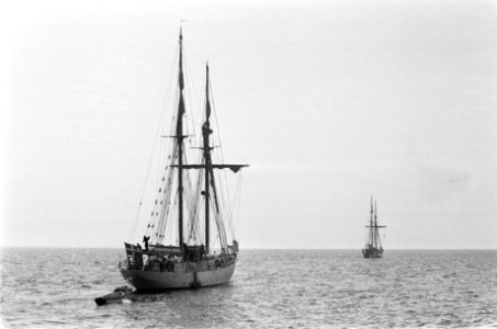 De zeilschepen Falken links en Gladan rechts, Bestanddeelnr 928-0997