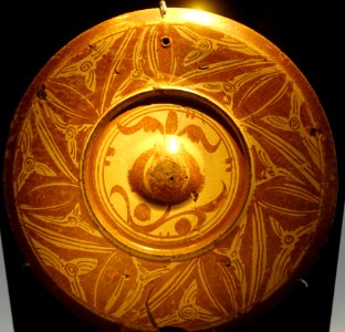 Dish, 16th century, luster - Alcázar of Seville, Spain - DSC07349