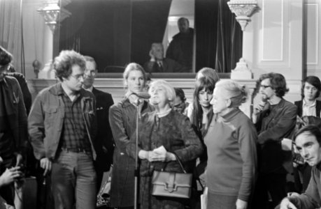 Discussie Stadsschouwburg (Tomaat-aktie) Adam tussen leden Nederlandse Comedie e, Bestanddeelnr 934-6538
