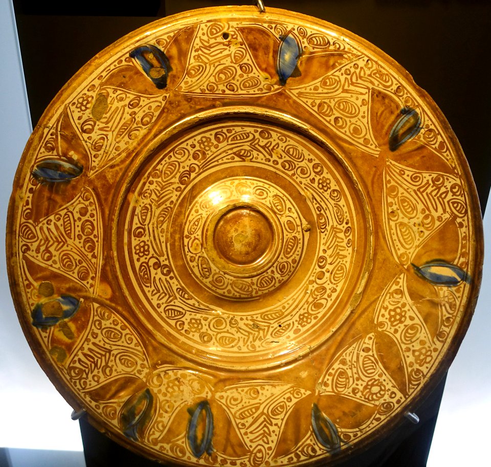 Dish, 16th century, luster - Alcázar of Seville, Spain - DSC07356