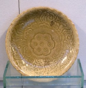 Dish, celadon glaze ceramic - Lý dynasty, 11th-12th century AD - Vietnam National Museum of Fine Arts - Hanoi, Vietnam - DSC05392