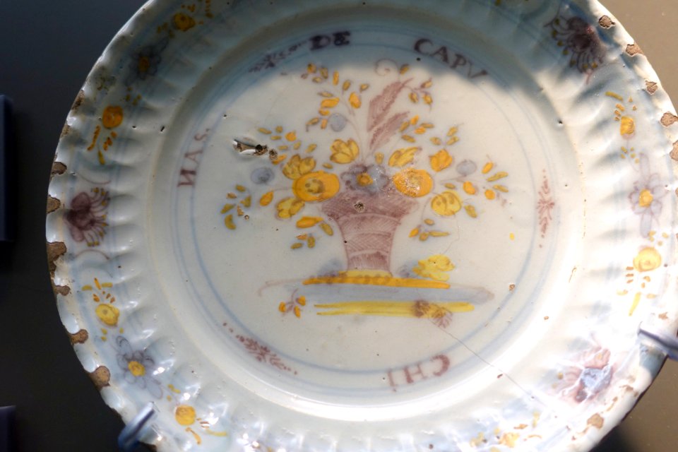 Dish, bouquet series, 18th century - Alcázar of Seville, Spain - DSC07366