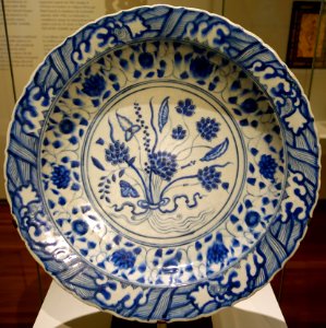 Dish, Iran, 17th century AD, underglaze-painted fritware - Aga Khan Museum - Toronto, Canada - DSC06840
