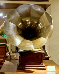 Disc Gramophone, Columbia Co., USA, 1900 - Kanazawa Phonograph Museum - Kanazawa, Japan - DSC01072