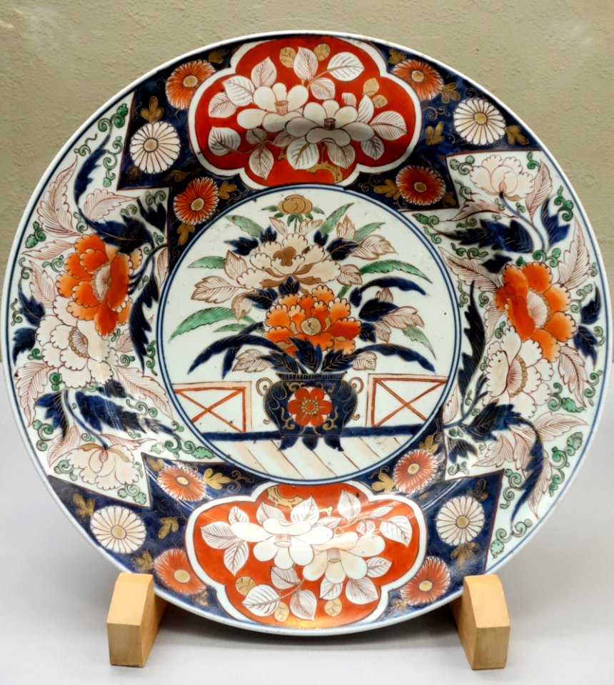 Dish, Imari ware, Edo period, 18th century, flowering plant design in underglaze blue and overglaze enamel - Tokyo National Museum - DSC05341