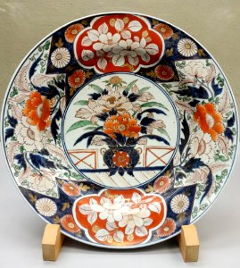 Dish, Imari ware, Edo period, 18th century, flowering plant design in underglaze blue and overglaze enamel - Tokyo National Museum - DSC05341