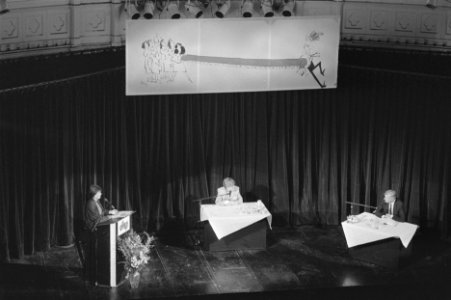 Discussie van minister De Koning met feministen in theater Paradiso, Bestanddeelnr 934-4173