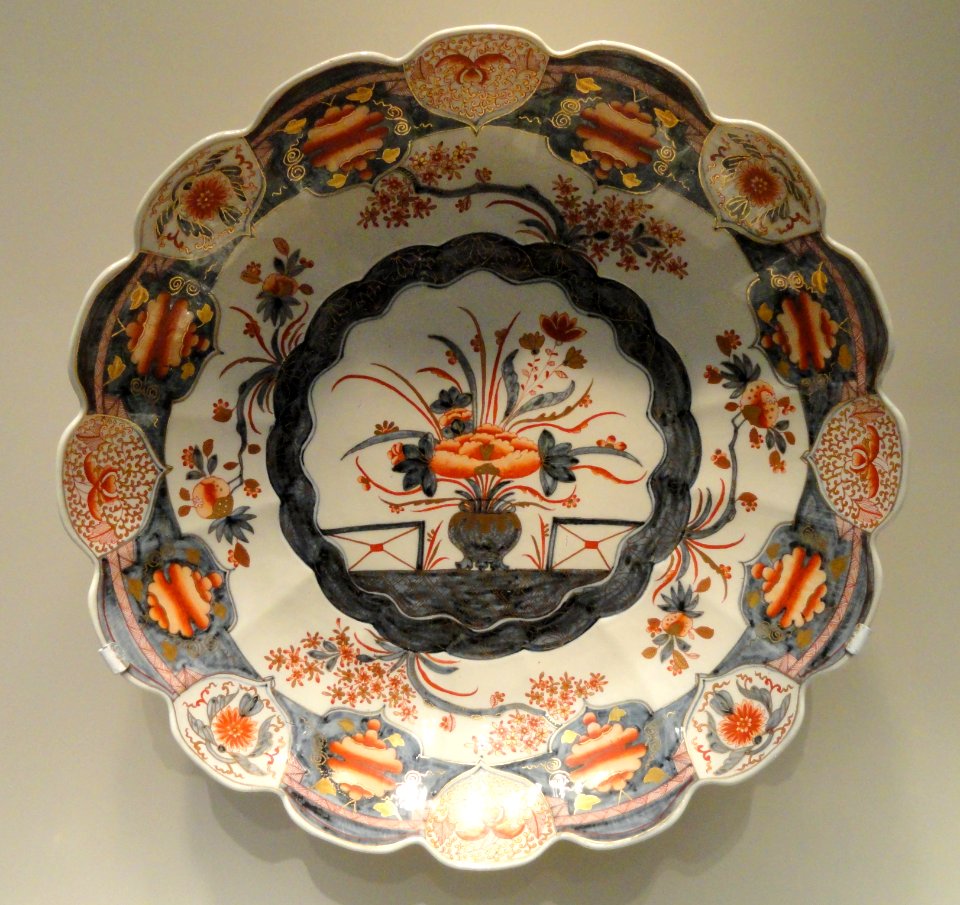 Dish, 1725-1730, Du Paquier Porcelain Manufactory, Vienna, porcelain, underglaze blue, iron-red enamel, gilding - Art Institute of Chicago - DSC00063