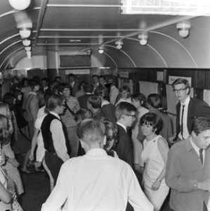 Discobal in de trein Amsterdam Zwolle, tieners dansend in trein, Bestanddeelnr 918-0591