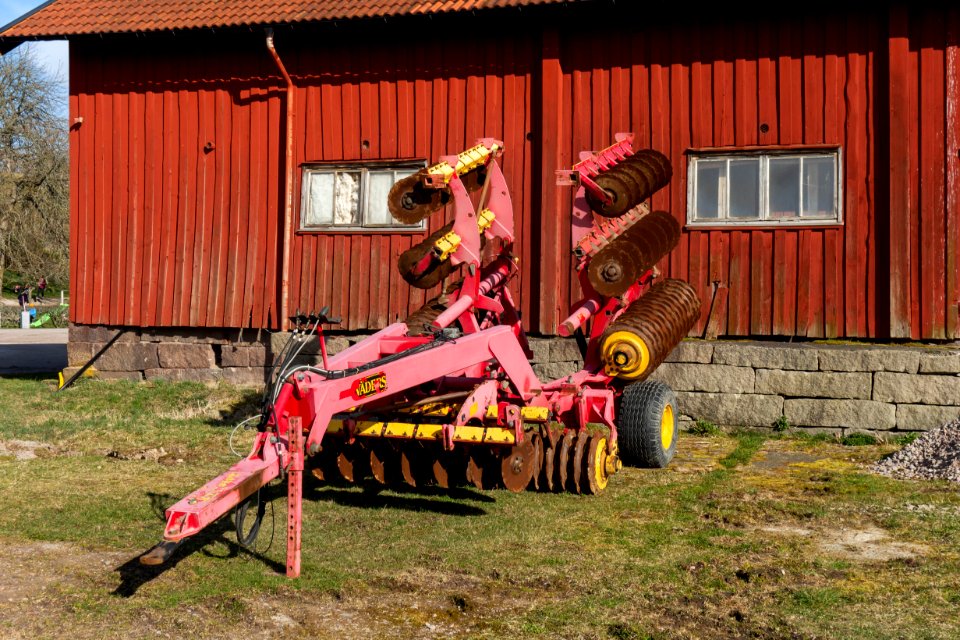 Disc harrow on Röe Gård 3