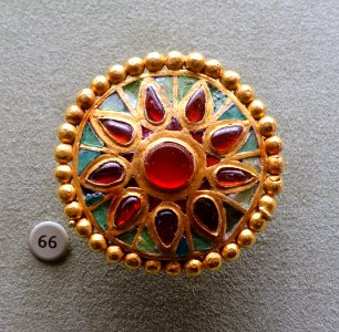 Disc brooch, Eastern Black Sea, c. 450-500 AD, gold, garnet, glass, paste - Morgan Library & Museum - New York City - DSC06645