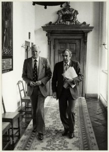 De zojuist afgetreden CDA-wethouders Piet Sikma ( Sociale Zaken) links, en Aad Vos ( Openbare Werken en economische zaken) rechts, in de gang van het stadhuis. NL-HlmNHA 54011515