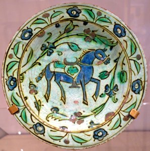 Dish with a riderless horse, Turkey, Iznik, Ottoman dynasty, early 17th century, painted and glazed stonepaste - Royal Ontario Museum - DSC04591