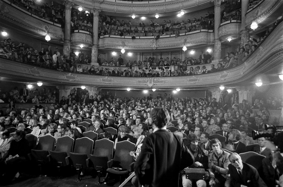 Discussie Stadsschouwburg (Tomaat-aktie) Adam tussen leden Nederlandse Comedie e, Bestanddeelnr 922-9277
