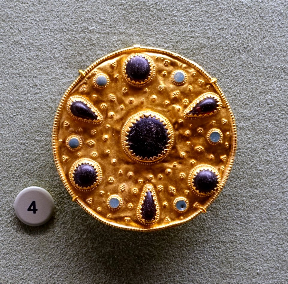 Disc brooch, Eastern Black Sea, c. 100-200 AD, gold, glass - Morgan Library & Museum - New York City - DSC06636