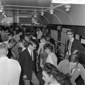 Discobal in de trein Amsterdam Zwolle, tieners dansen, Bestanddeelnr 918-0601