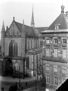 De Westzijde van de Nieuwe Kerk en achterzijde van het Paleis op de Dam aan de N, Bestanddeelnr 189-0266