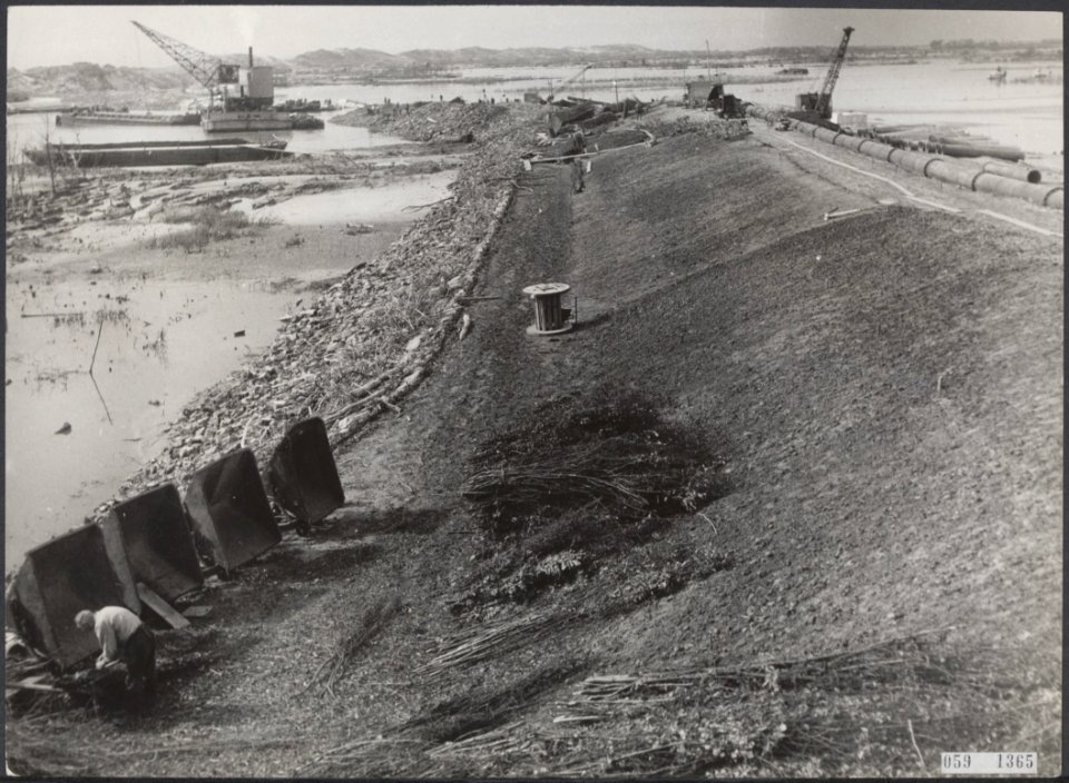 De zeedijk van Walcheren wordt hersteld Het gat in de zeedijk wordt gedicht, Bestanddeelnr 059-1365