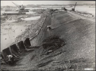 De zeedijk van Walcheren wordt hersteld Het gat in de zeedijk wordt gedicht, Bestanddeelnr 059-1365