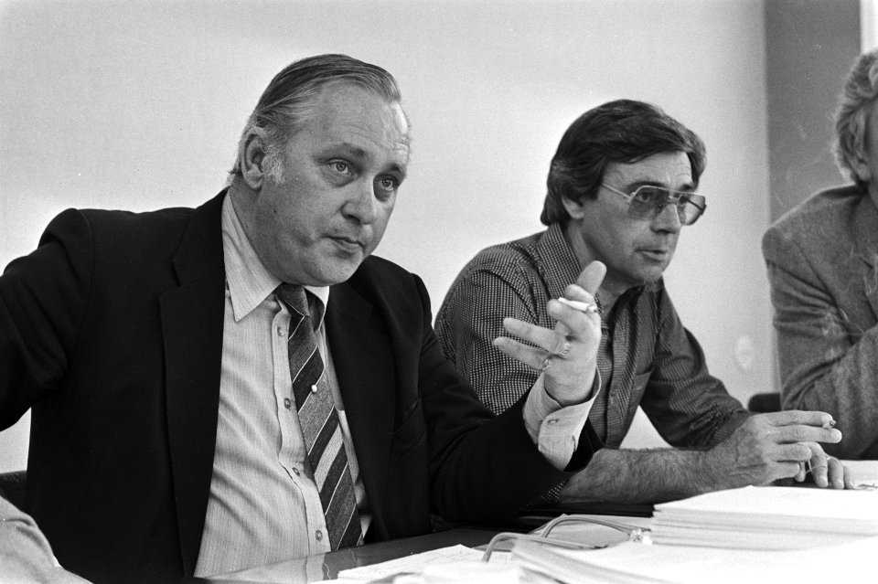 Discussienota Vrede en ontwapening door het federatiebestuur van FNV toegelicht in het FNV-gebouw samensteller discussienota Kees Comman, Bestanddeelnr 931-4998