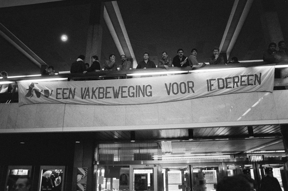 Discussie havenarbeiders tijdens open dag stakers Rotterdamse haven havenarbeid, Bestanddeelnr 933-9069