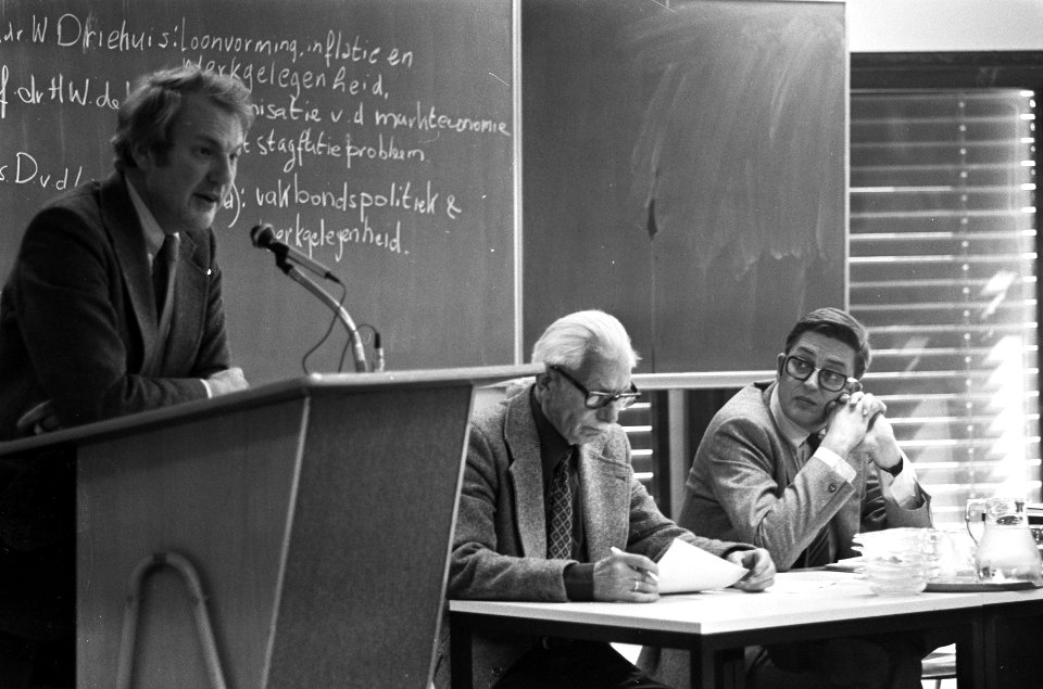 Discussie over werkloosheid in GU Amsterdam v.l.n.r. prof. J.S. Cramer, W.J. va, Bestanddeelnr 928-2123