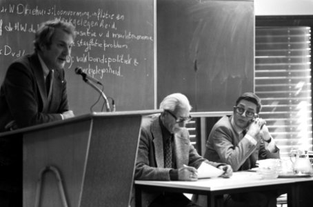 Discussie over werkloosheid in GU Amsterdam v.l.n.r. prof. J.S. Cramer, W.J. va, Bestanddeelnr 928-2123