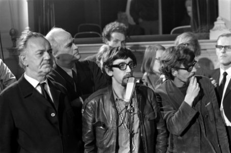 Discussie Stadsschouwburg (Tomaat-aktie) Adam tussen leden Nederlandse Comedie e, Bestanddeelnr 922-9263