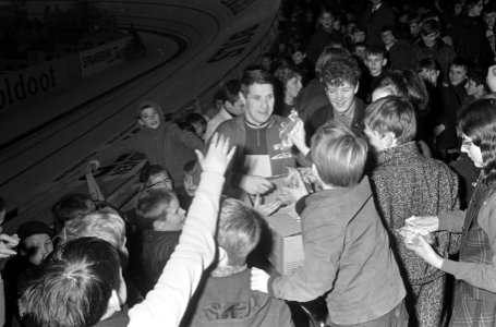 De zesdaagse, Jan Janssen (l) en Peter Post delen op tribune versnaperingen uit, Bestanddeelnr 919-8741