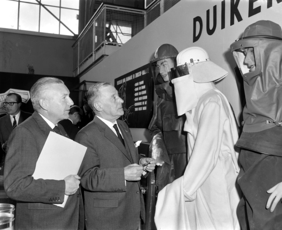 De vijfde bedrijfsveiligheidsbeurs in Apollohal door mr P H Valentgoed geopen, Bestanddeelnr 915-0728