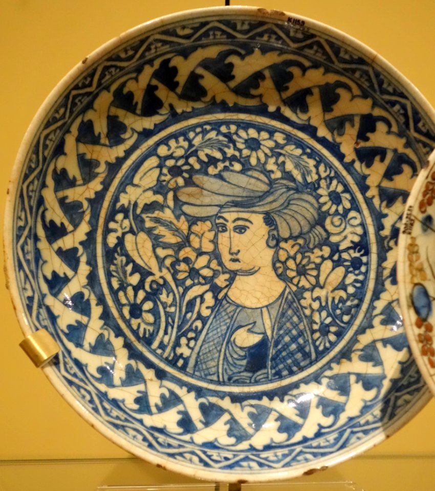 Dish with a portrait, medallion-mark on base, Iran, Isfahan, mid 17th century, underglaze-painted stonepaste - Royal Ontario Museum - DSC04697