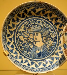 Dish with a portrait, medallion-mark on base, Iran, Isfahan, mid 17th century, underglaze-painted stonepaste - Royal Ontario Museum - DSC04697