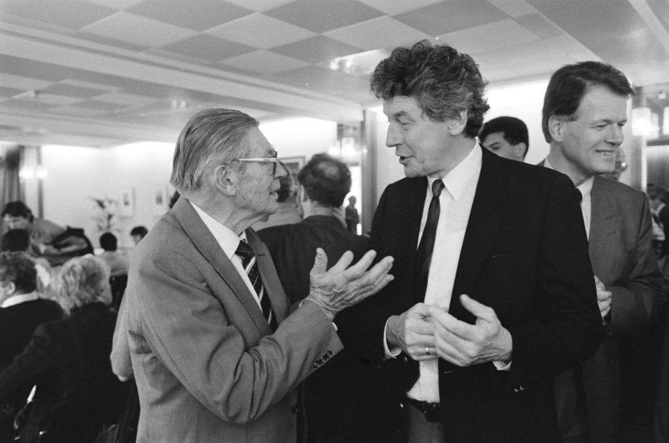 Discussie over Zuid Afrka in Amsterdam Wim Kok (r) in gesprek met Zuidafrikaans, Bestanddeelnr 934-2314