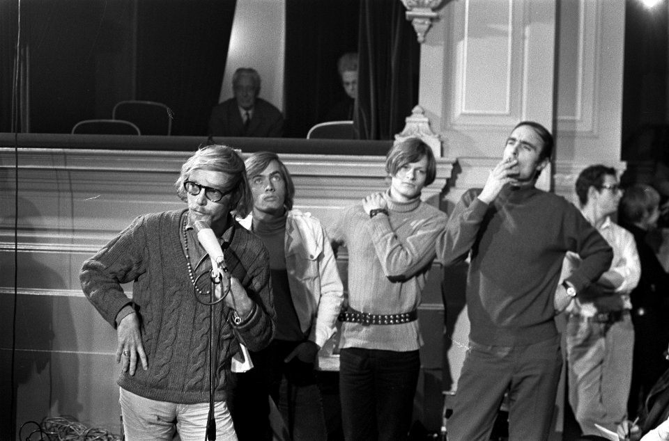 Discussie Stadsschouwburg (Tomaat-aktie) Adam tussen leden Nederlandse Comedie e, Bestanddeelnr 922-9275
