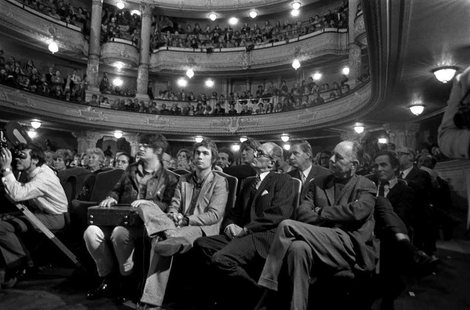 Discussie Stadsschouwburg (Tomaat-aktie) Adam tussen leden Nederlandse Comedie e, Bestanddeelnr 922-9276